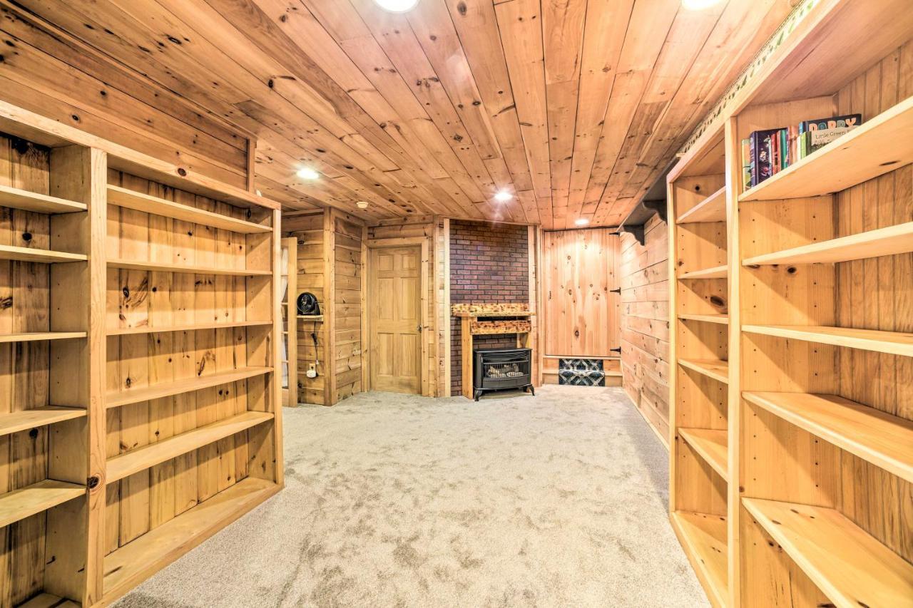 Spacious Cabin With Decks Near Saratoga Springs Middle Grove Экстерьер фото