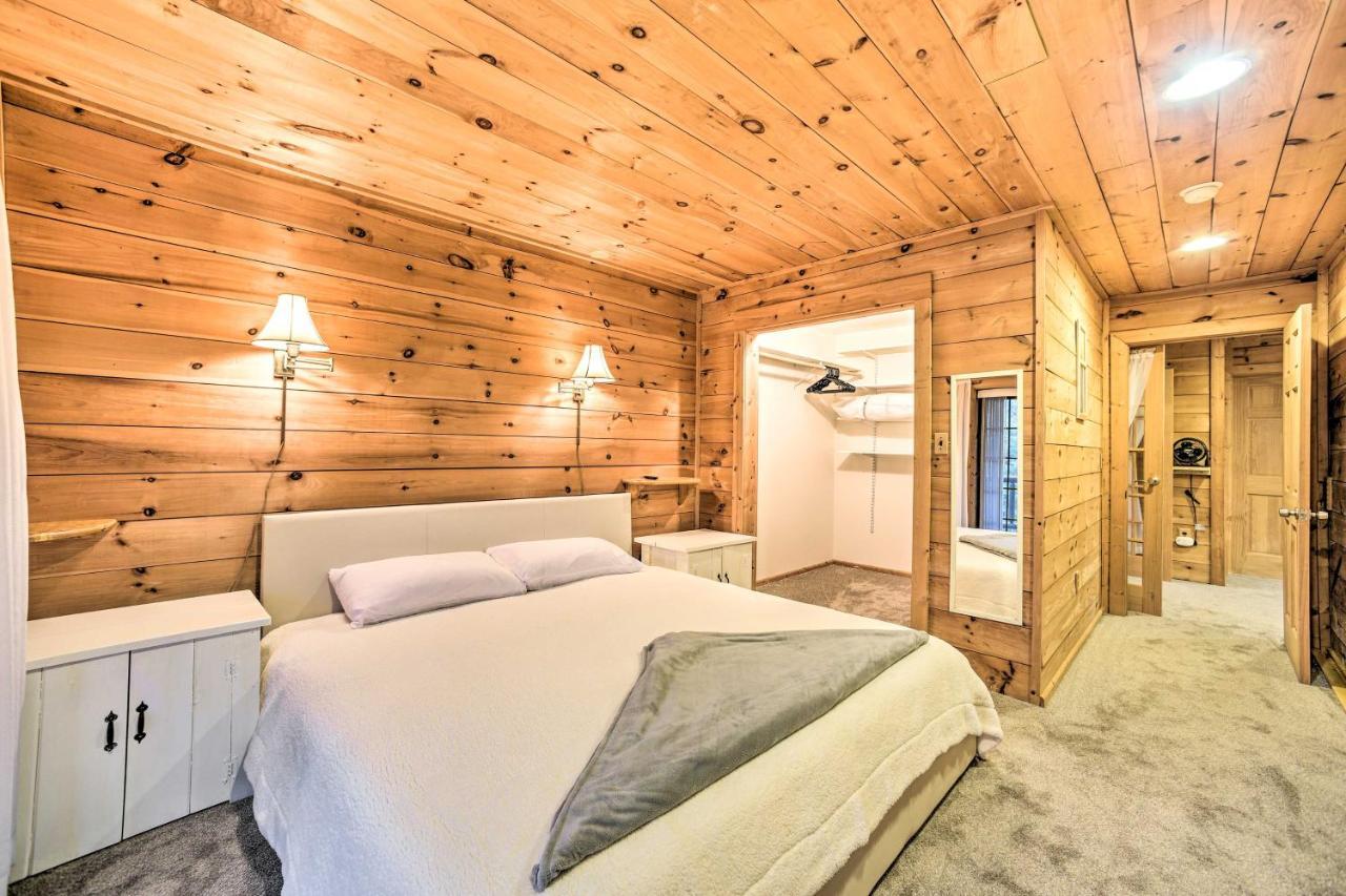 Spacious Cabin With Decks Near Saratoga Springs Middle Grove Экстерьер фото