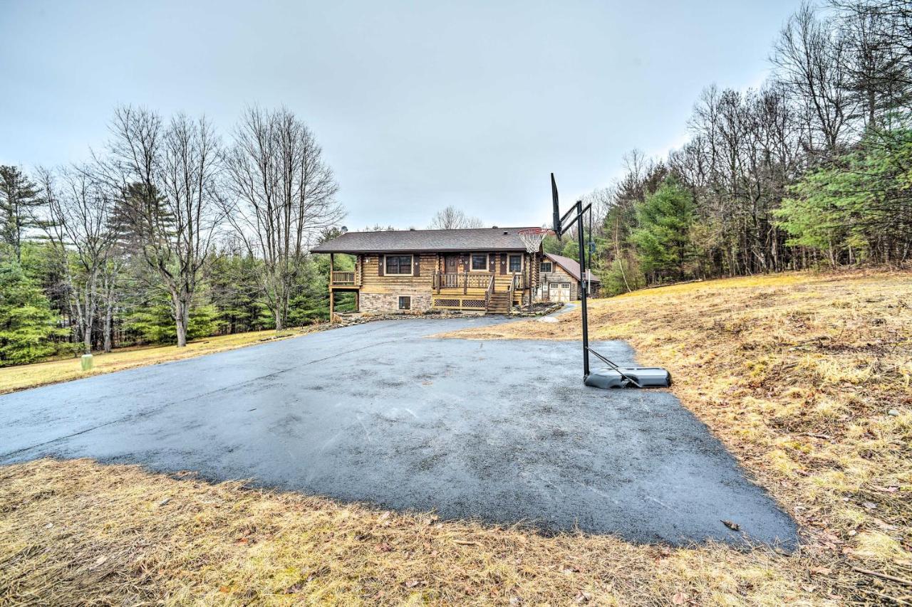 Spacious Cabin With Decks Near Saratoga Springs Middle Grove Экстерьер фото