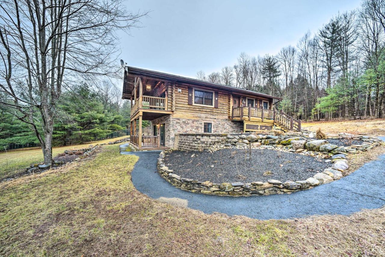 Spacious Cabin With Decks Near Saratoga Springs Middle Grove Экстерьер фото